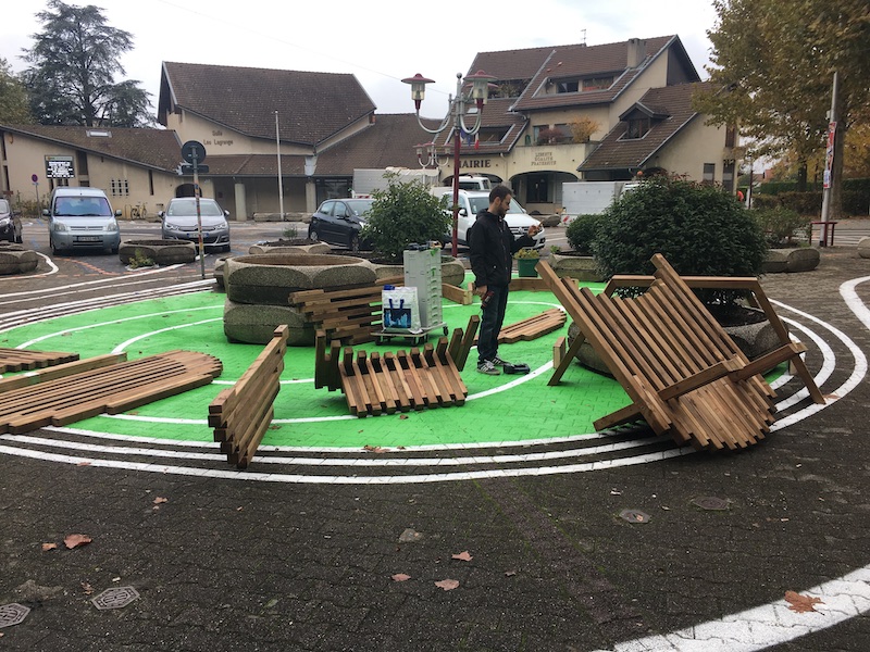 Mobilier urbain en pin massif, place Georges Brassens, Poisat — Atelier Thomas Maincent