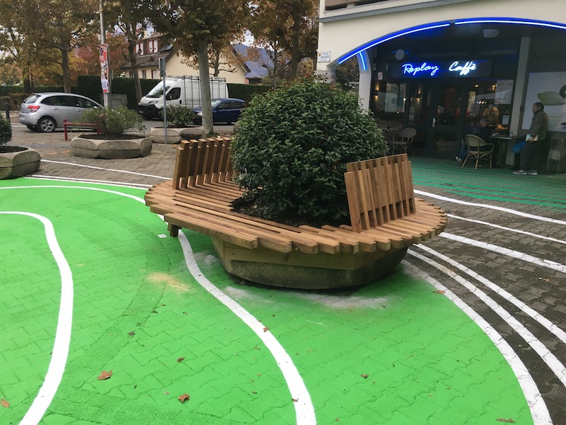 Mobilier urbain en pin massif, place Georges Brassens, Poisat — Atelier Thomas Maincent
