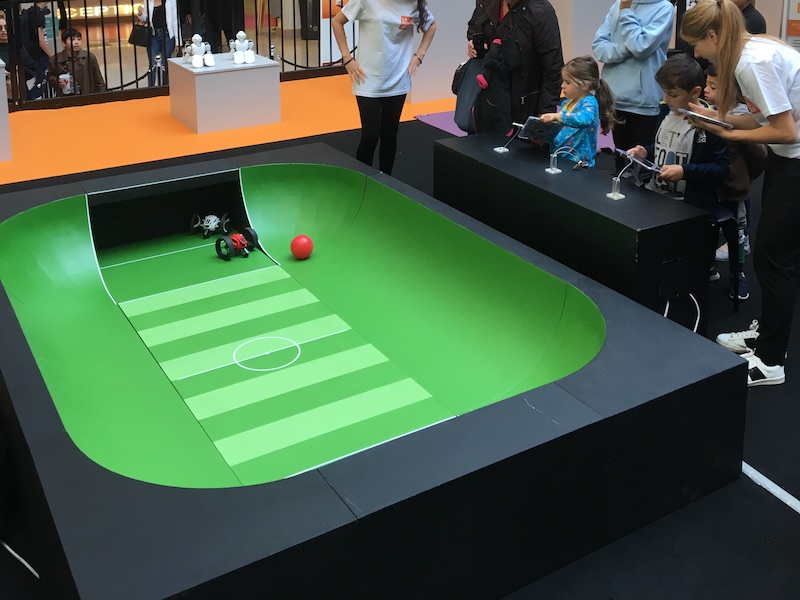 Terrain de football pour robots, animation Evotion — Atelier Thomas Maincent