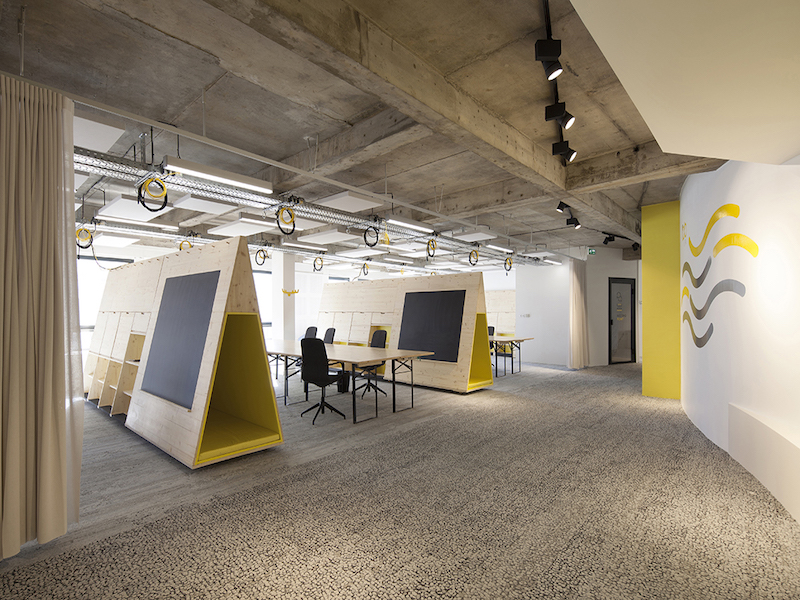 Cloisons mobiles et bureaux en épicéa, Lab LPA, Lyon 2e — Atelier Thomas Maincent