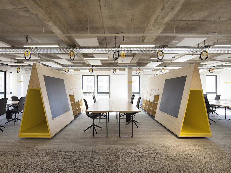 Cloisons mobiles et bureaux en épicéa, Lab LPA, Lyon 2e — Atelier Thomas Maincent