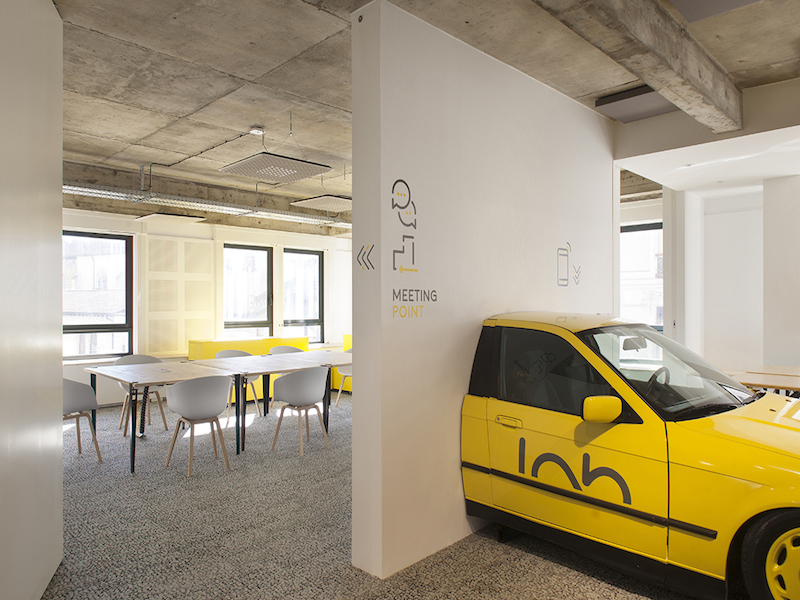 Cloisons mobiles et bureaux en épicéa, Lab LPA, Lyon 2e — Atelier Thomas Maincent
