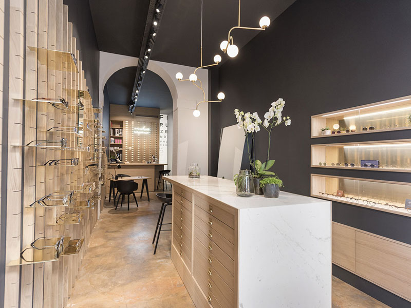 Comptoir et mur de tiroirs en chêne et laiton, Loulou Opticiens, Lyon 2e — Atelier Thomas Maincent