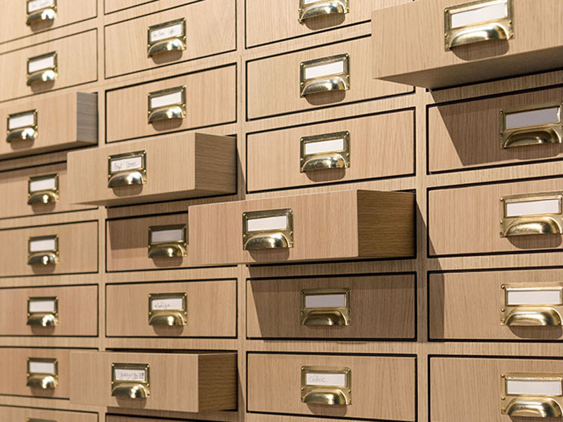 Comptoir et mur de tiroirs en chêne et laiton, Loulou Opticiens, Lyon 2e — Atelier Thomas Maincent