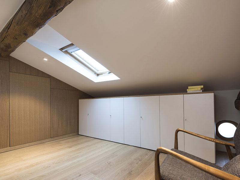 Placards sous pente en contreplaqué chêne, Lyon 8e — Atelier Thomas Maincent