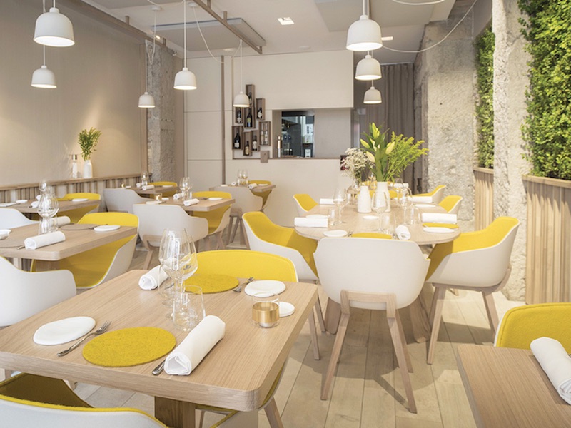 Habillage mural et comptoir en chêne, restaurant Prairial, Lyon 1er — Atelier Thomas Maincent