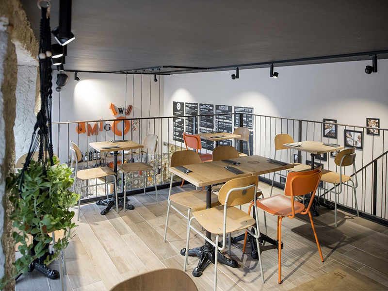 Tables et comptoir en chêne massif, restaurant Two Amigos, Lyon — Atelier Thomas Maincent