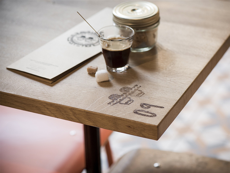 Tables et comptoir en chêne massif, restaurant Two Amigos, Lyon — Atelier Thomas Maincent